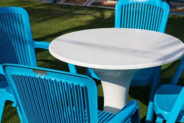 table de jardin en pvc peinte en bleu avec la box plastique