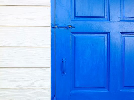 peindre une porte en bois